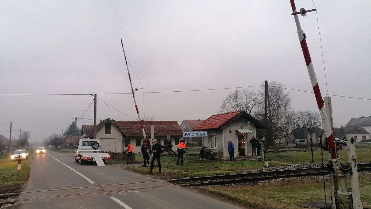 Mopedist udario u rampu na pružnom prijelazu u Suhopolju, pao pod vlak i poginuo